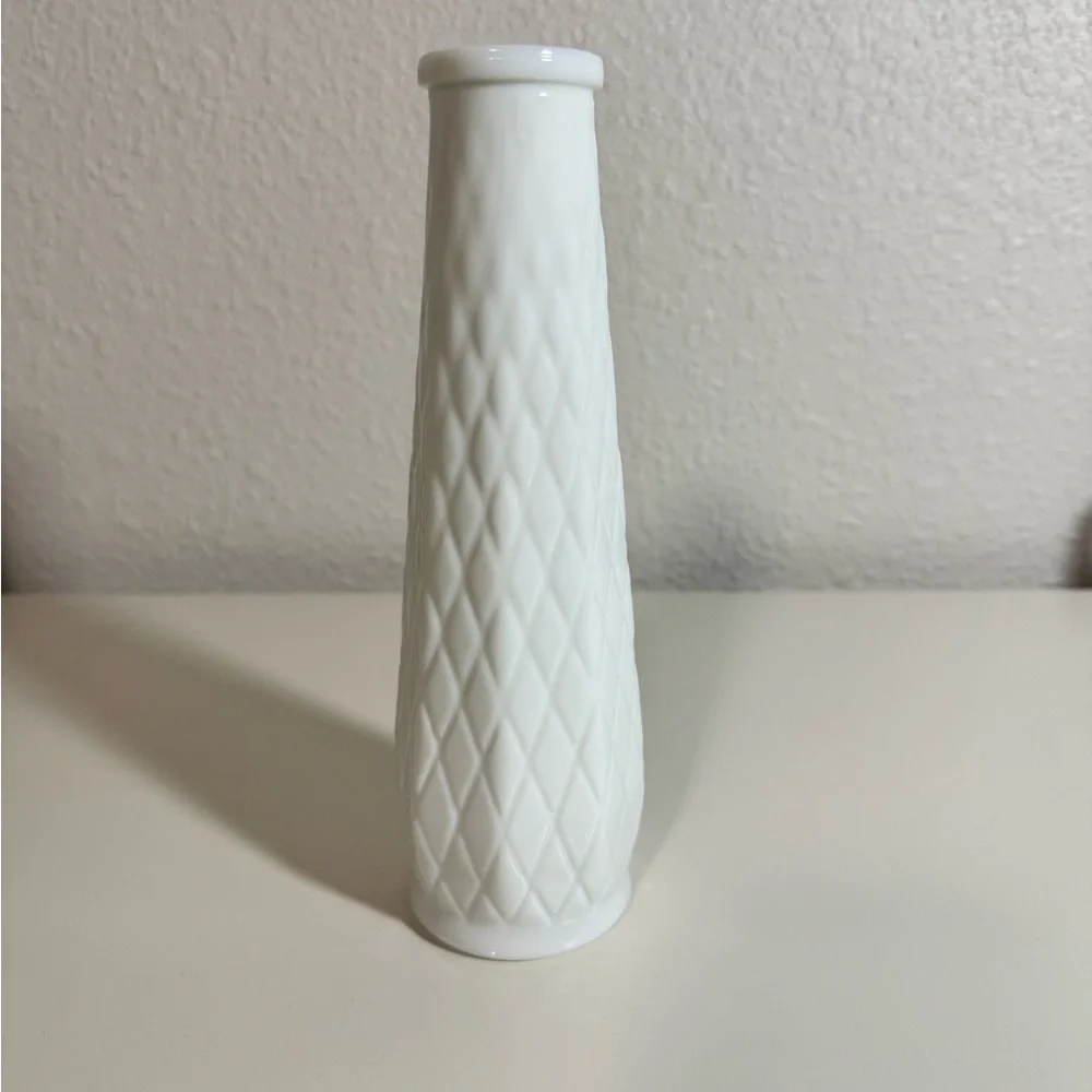 Vintage Quilted/Diamond Cut Bud Vase‎